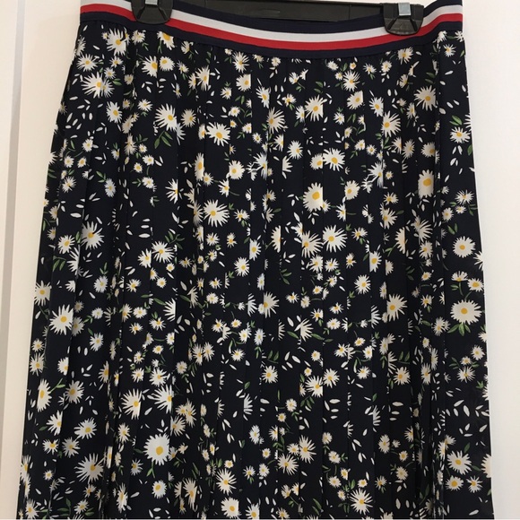 Tommy Hilfiger skirt. Size 14. - Picture 4 of 6